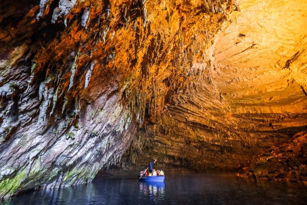 Cueva trasera del techo de estalagmitas