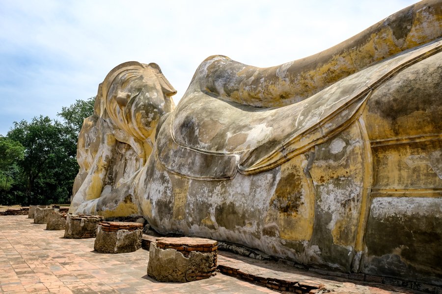 Estatua gigante del Buda reclinado Wat Lokaya Sutha