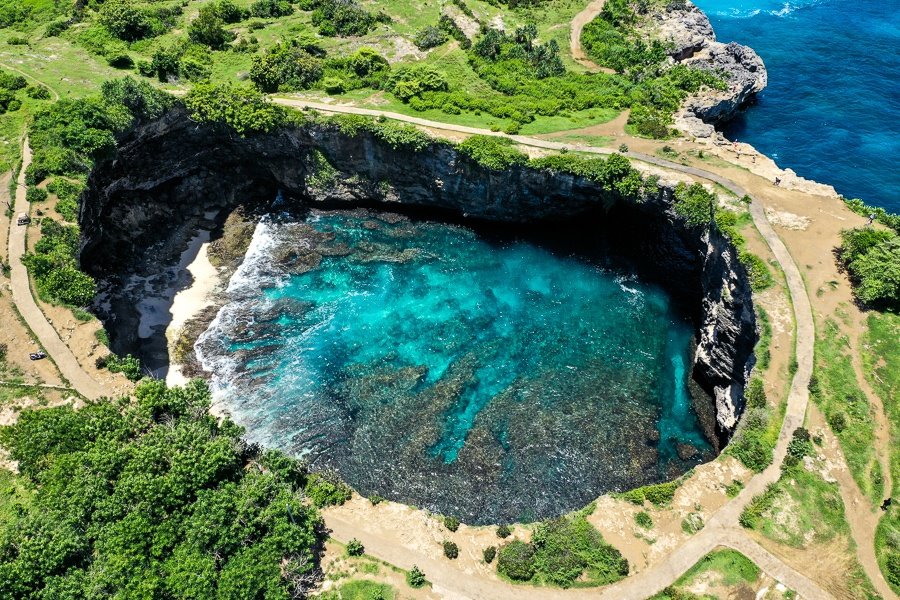 Drone de la bahía de Bali de Nusa Penida en la playa rota