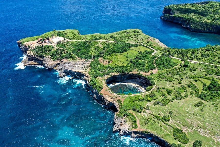 Drone de la bahía de Bali de Nusa Penida en la playa rota