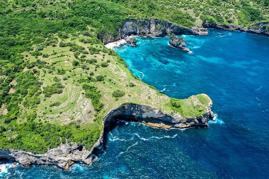 Drone de la bahía de Bali de Nusa Penida en la playa rota