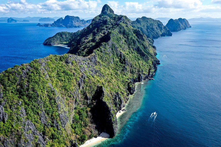 Imagen de drone de la isla Matinloc en El Nido Palawan