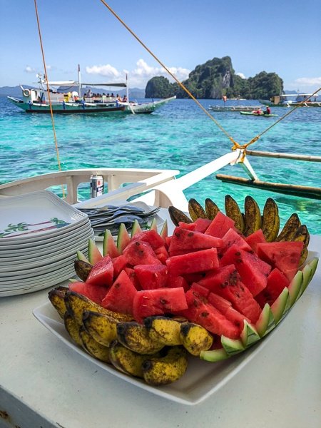 Almuerzo en barco en el tour de isla en isla de El Nido