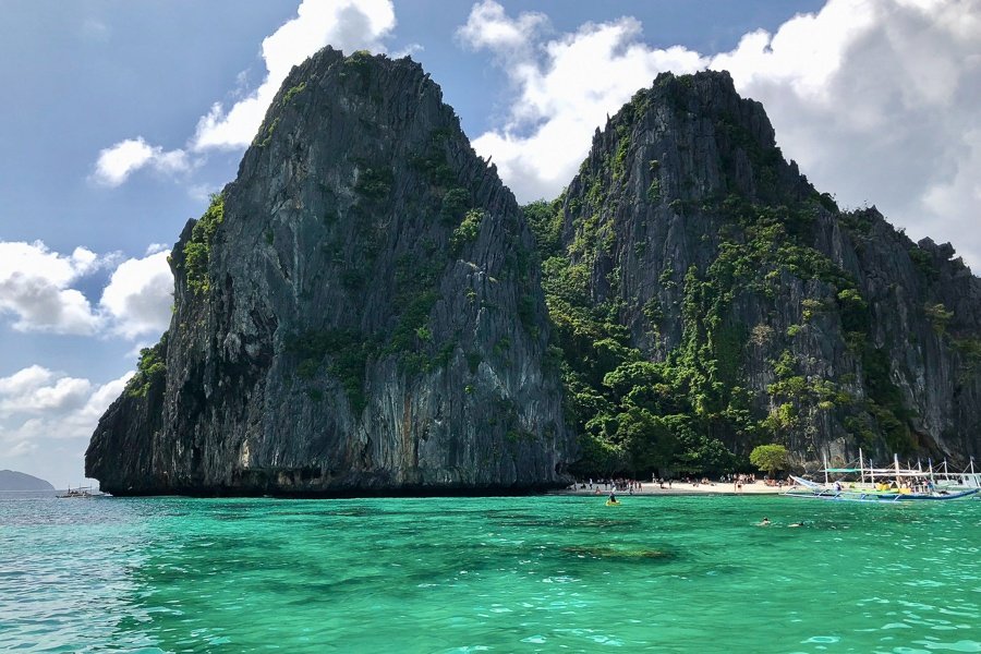 Agua turquesa en la isla Shimizu en El Nido, Palawan, Filipinas