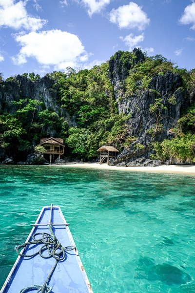 Barco en aguas turquesas en El Nido Palawan