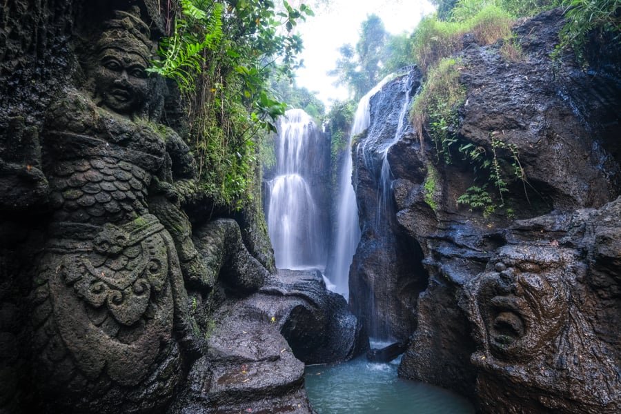 Cascada del templo Beji Griya Bali