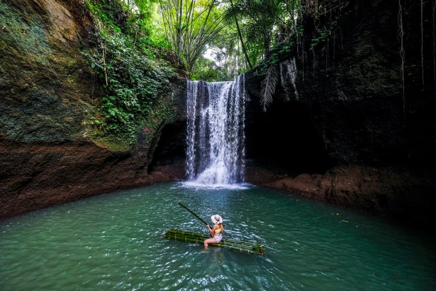 Balsa en la cascada de Suwat en Bali