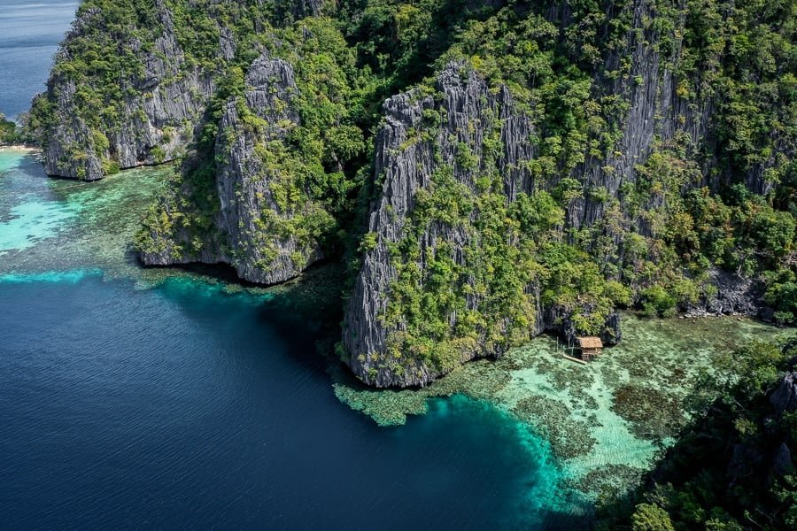 Fotografía de drones de montañas kársticas en Coron