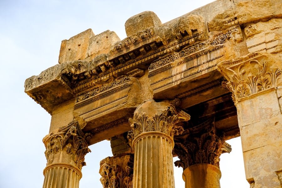 Pilares superiores en las ruinas del templo de Baalbek en el Líbano