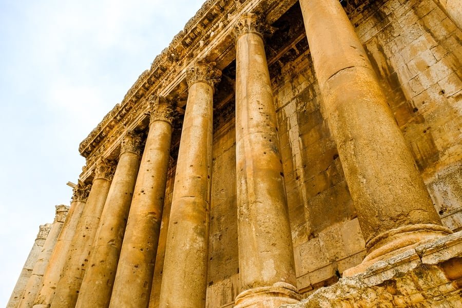 Fila de pilares en el templo de Baco en las ruinas de Baalbek en el Líbano