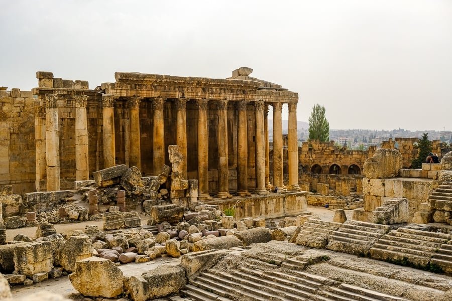 Patio principal de las ruinas del templo de Baalbek en el Líbano