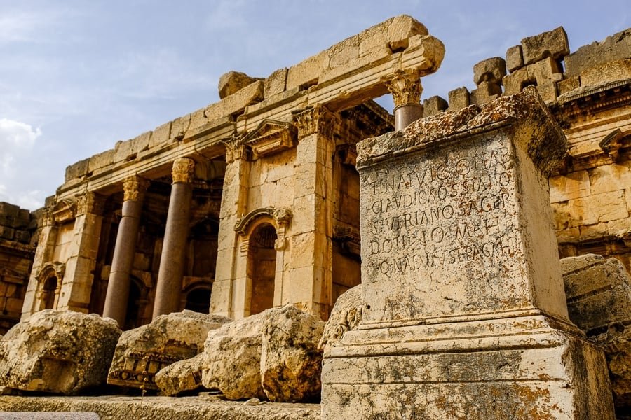 Edificio romano e inscripción en las ruinas del templo de Baalbek en el Líbano