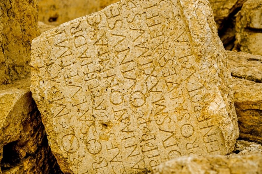 Inscripciones romanas en las ruinas del templo de Baalbek en el Líbano