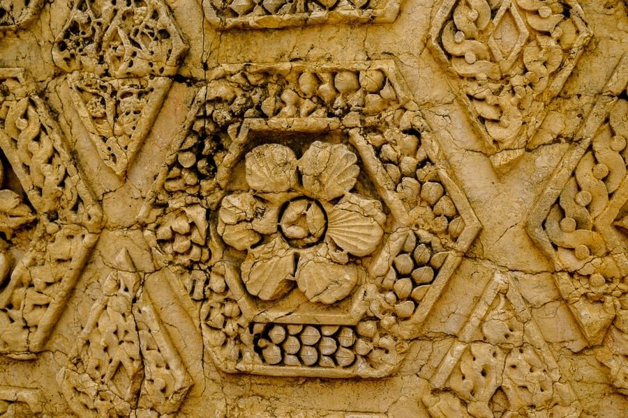 Tallas de flores de piedra en las ruinas del templo de Baalbek en el Líbano