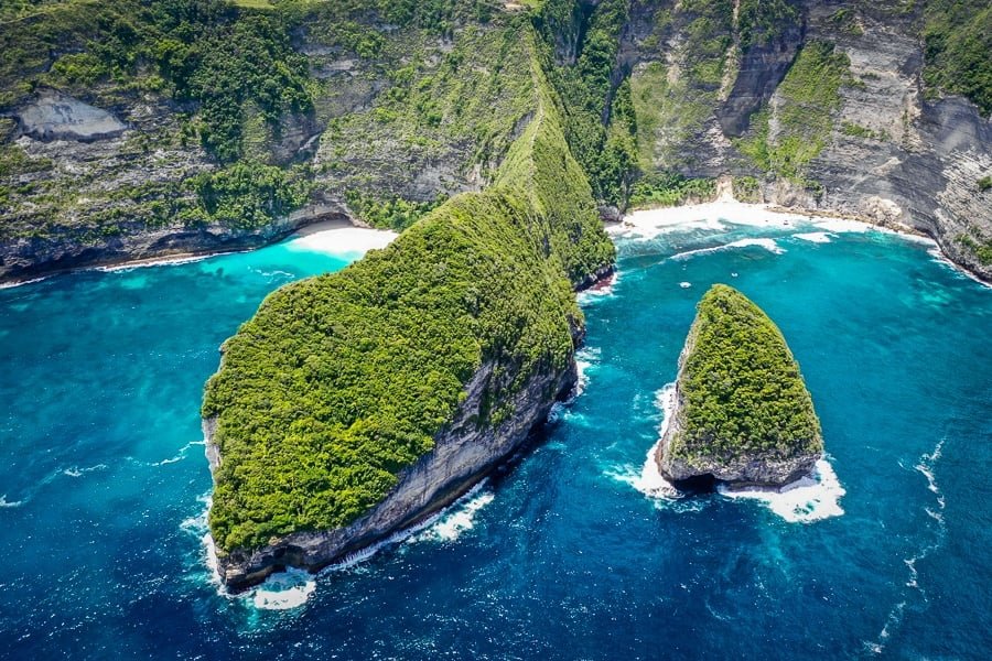 Fotografía aérea de acantilados gigantes