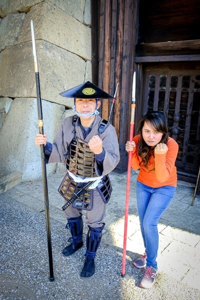 Mi mujer posando con el divertido juego de guardia samurai en el Castillo Himeji en Japón