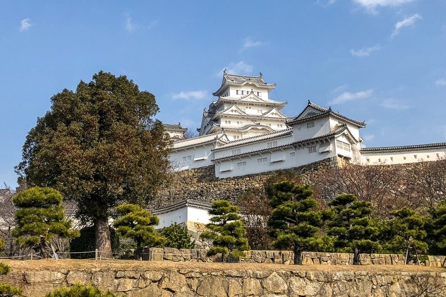 Un patio y un muro en el Castillo Himeji en Japón