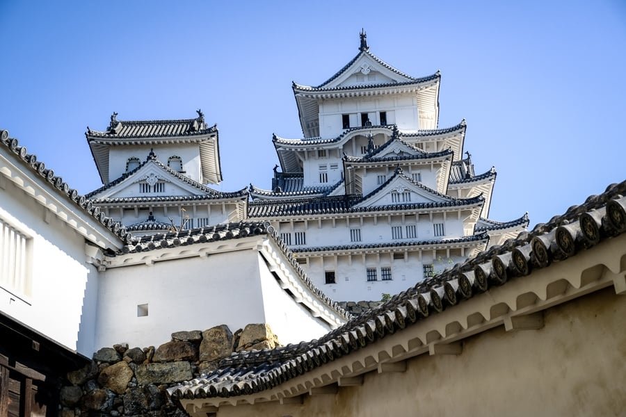 Castillo Himeji en Japón elevándose por encima de las paredes blancas