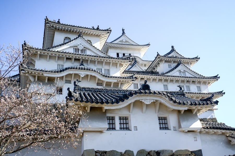 Ventanas y tejados elegantes del castillo de Himeji en Japón