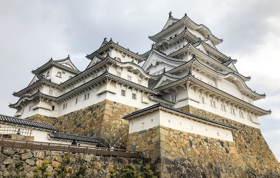 Tenshu del torreón principal en el castillo de Himeji en Japón