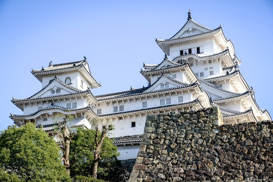 Vista frontal del castillo Himeji en Japón