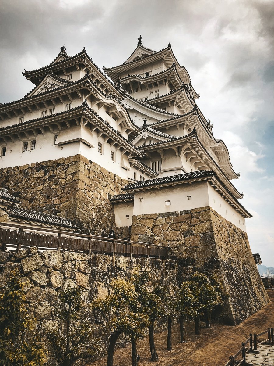 Castillo Himeji en Japón en un día tormentoso