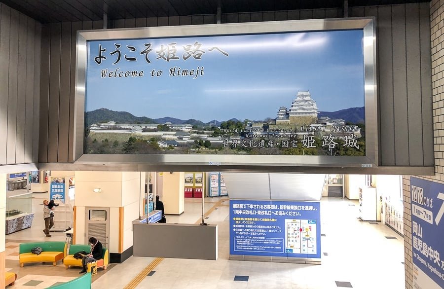 Cartel de bienvenida de la estación de tren de Himeji en la entrada