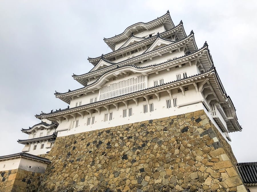 Mirando hacia el tenshu principal del castillo de Himeji en Japón