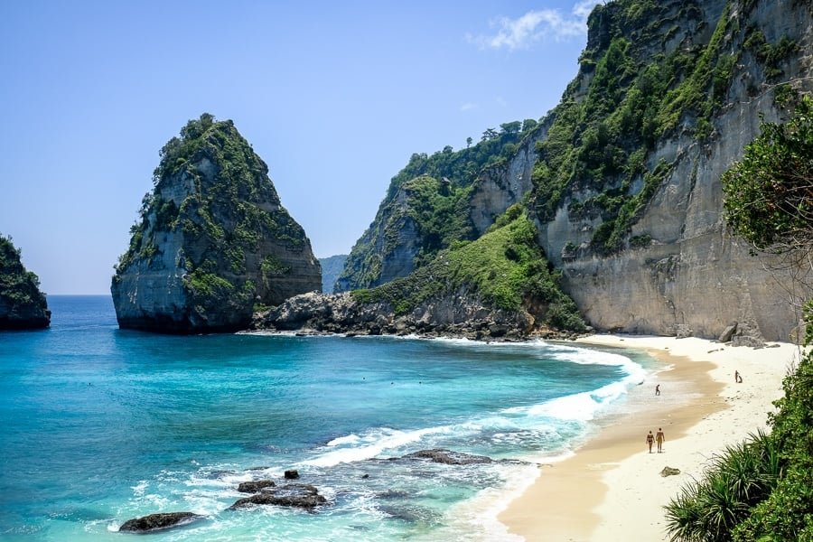 Escarpados acantilados de Diamond Beach en Nusa Penida, Bali