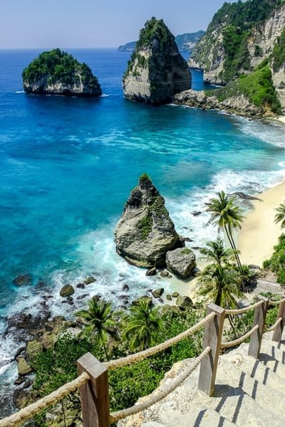 Escalera y barandilla en Diamond Beach en Nusa Penida, Bali