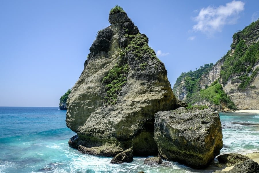 Roca puntiaguda en Diamond Beach en Nusa Penida, Bali