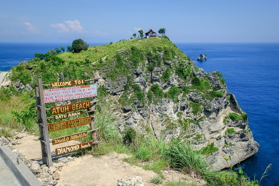 Cartel de bienvenida y Joglo Bungalow en Atuh Beach y Diamond Beach en Nusa Penida, Bali