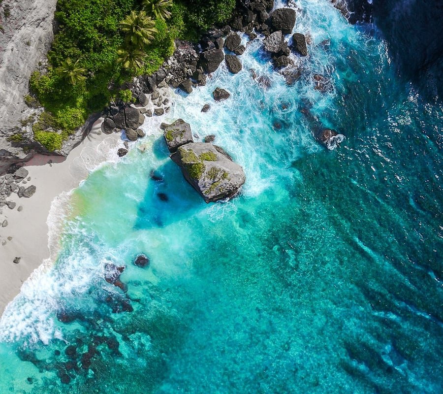 Imagen de un dron mirando hacia Diamond Beach en Nusa Penida, Bali