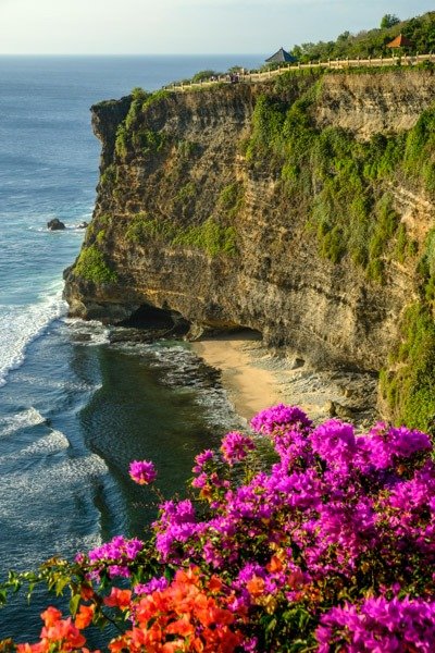 Acantilados y flores del templo de Uluwatu en Uluwatu Bali