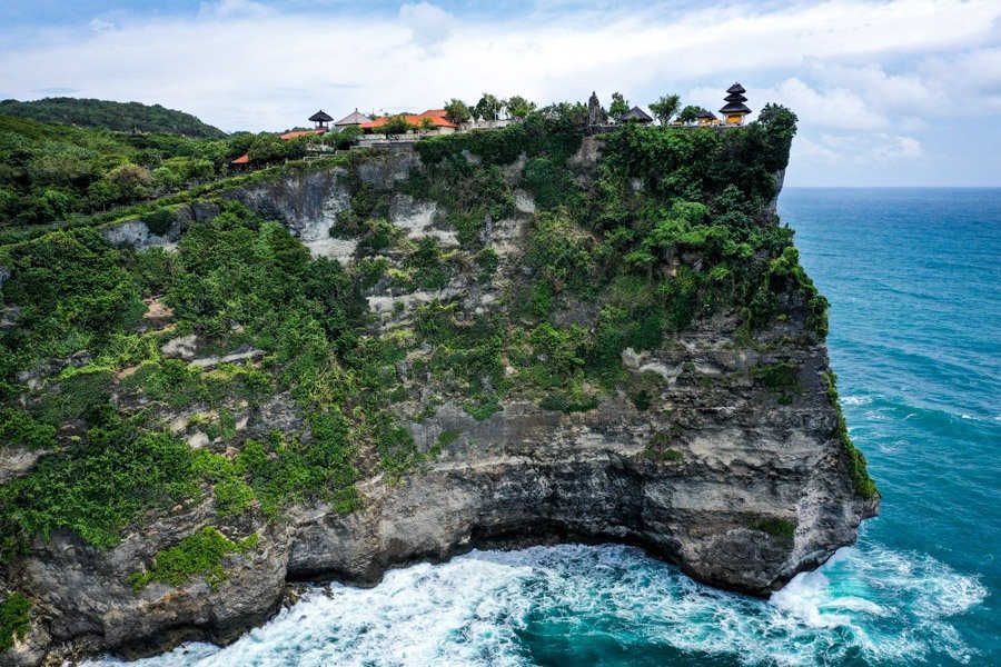 Imagen de drones del templo de Uluwatu en Uluwatu Bali Indonesia