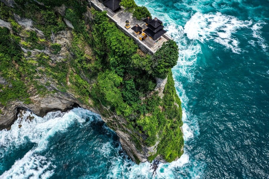 Imagen de drones del templo de Uluwatu en Uluwatu Bali Indonesia