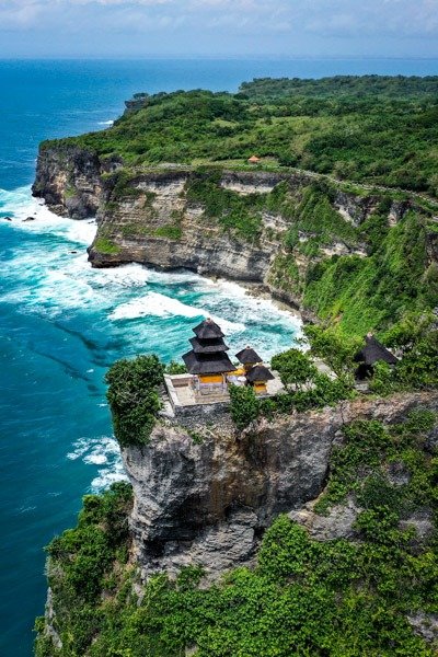 Imagen de drones del templo de Uluwatu en Uluwatu Bali Indonesia