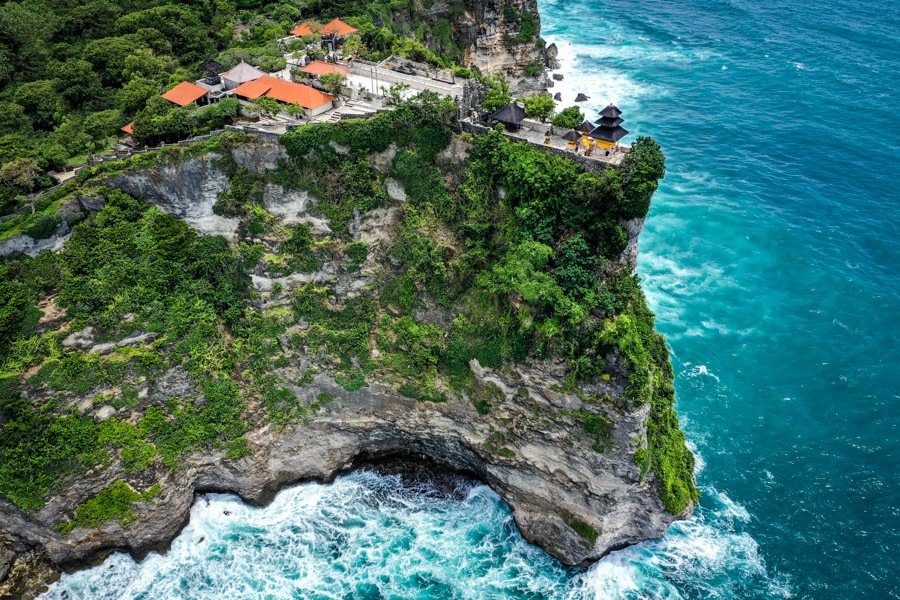 Imagen de drones del templo de Uluwatu en Uluwatu Bali Indonesia