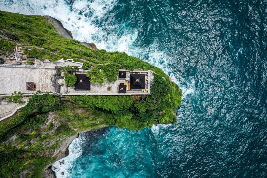 Imagen de drones del templo de Uluwatu en Uluwatu Bali Indonesia