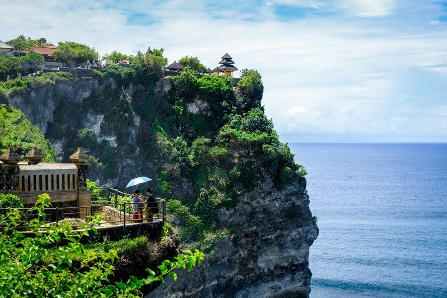 Turistas del acantilado del templo de Uluwatu en Uluwatu Bali