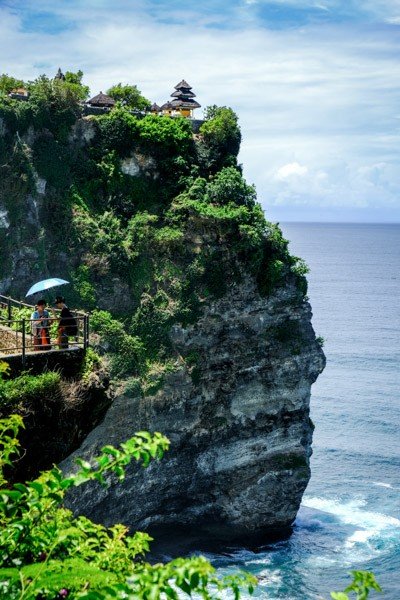 Turistas del acantilado del templo de Uluwatu en Uluwatu Bali