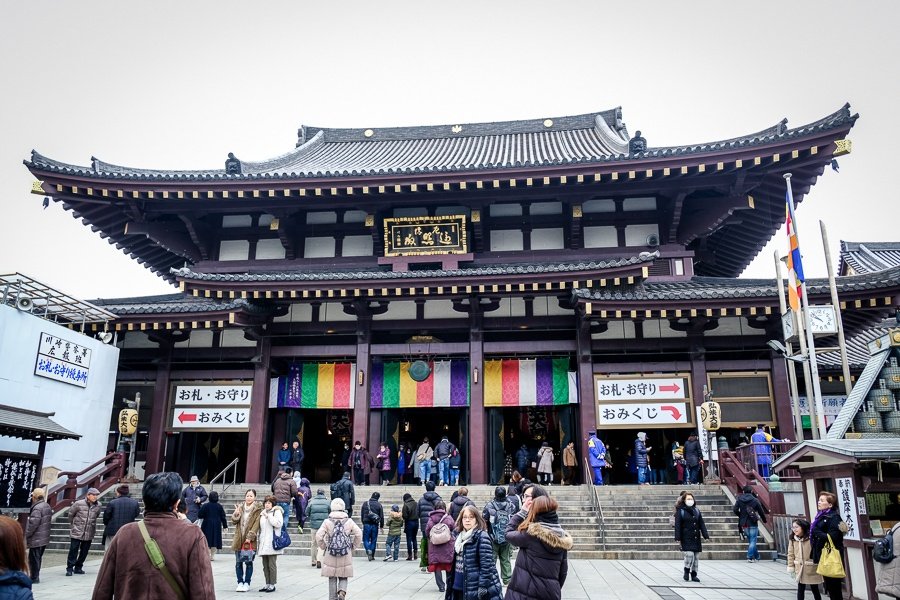 Puerta principal del templo Kawasaki Daishi en Tokio, Japón