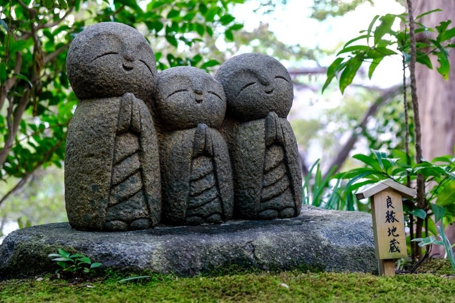 pequeñas estatuas de oración