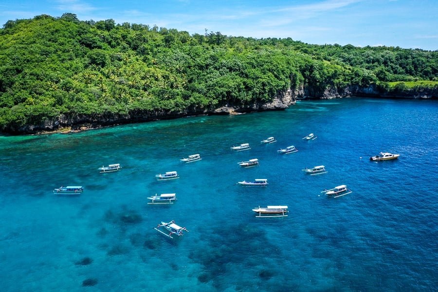 Barcos flotando en Crystal Bay en Nusa Penida, Bali