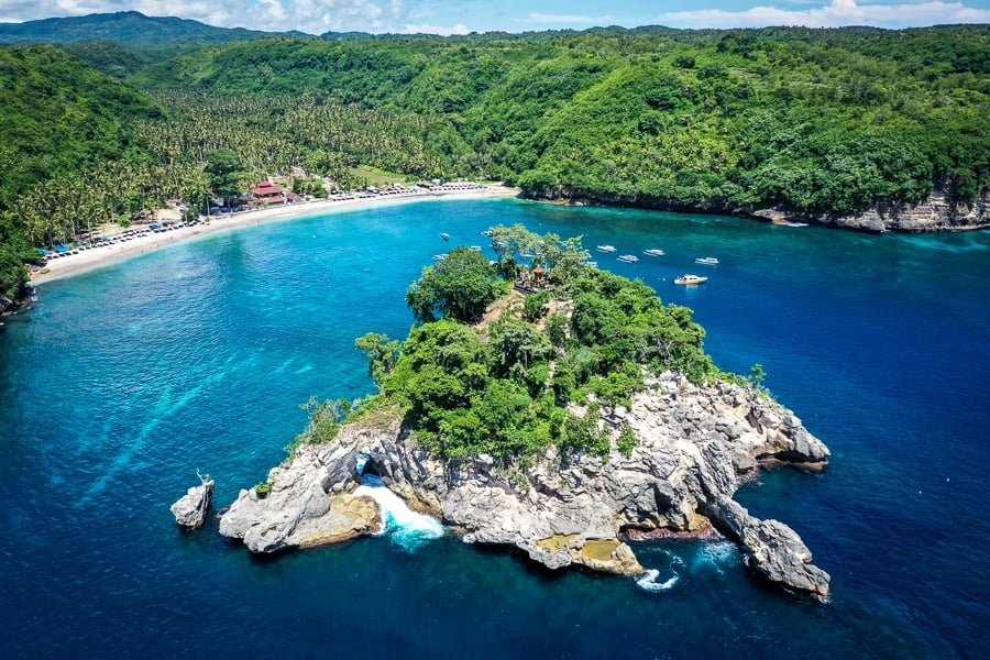 Vista aérea de la pequeña isla de Crystal Bay en Nusa Penida, Bali