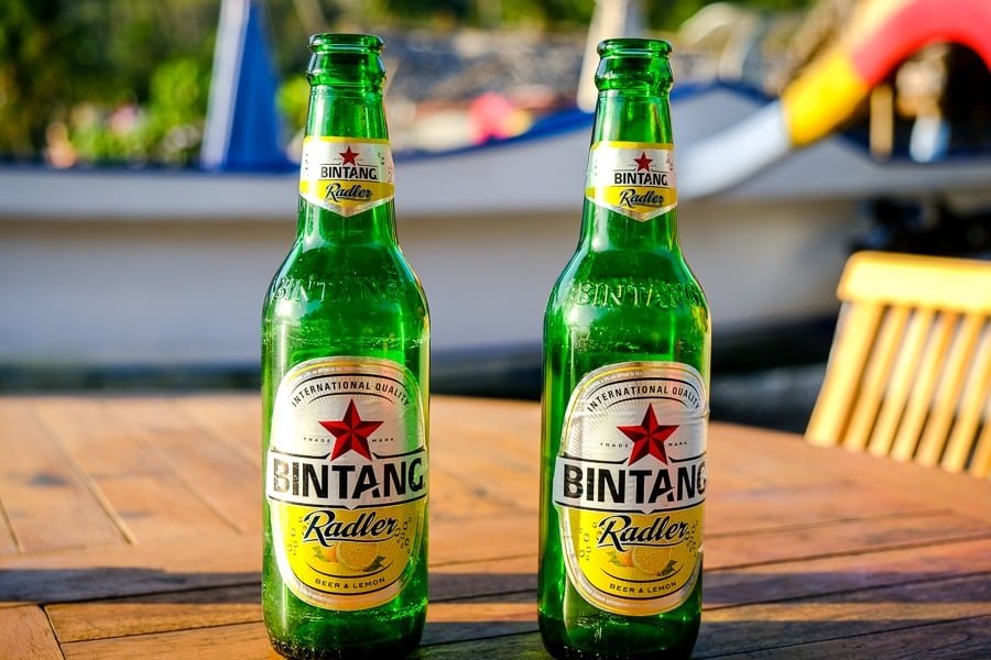 Cervezas Bintang en una mesa en un warung de Crystal Bay