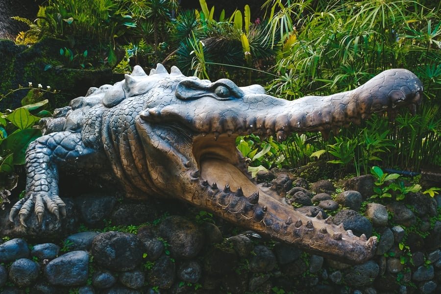 Estatua de caimán de aspecto aterrador en el zoológico de Bali