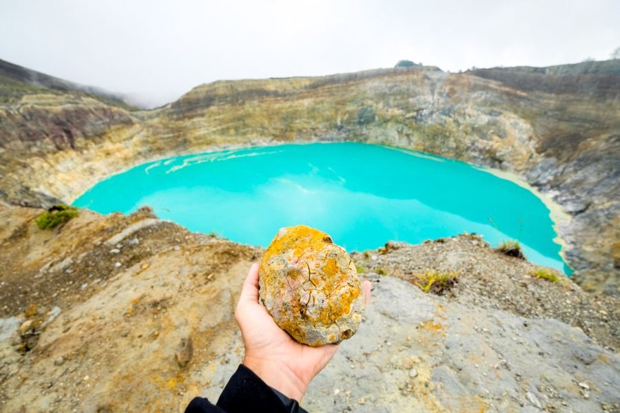 Lago de cráter naranja y azul en Flores Indonesia