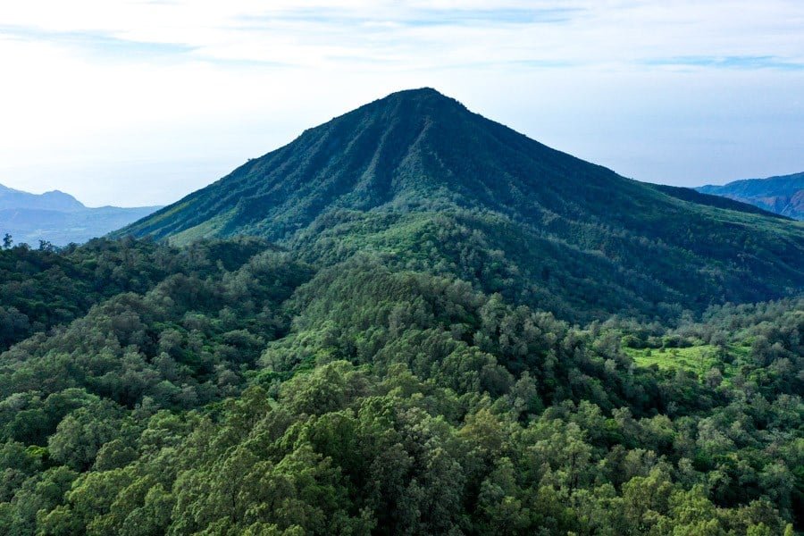 Imagen de un dron del Monte Kelibara en Flores, Indonesia