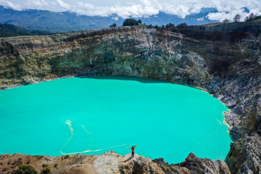 Foto de drone de los lagos gemelos del Parque Nacional Kelimutu en Flores Indonesia